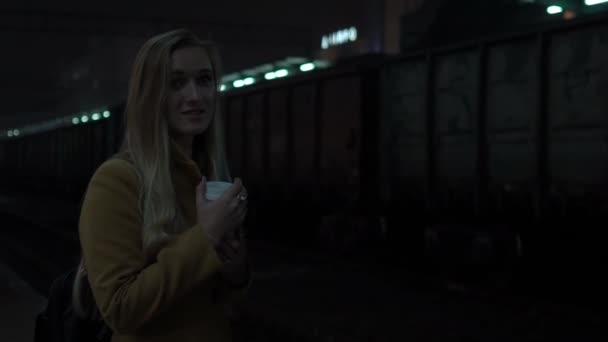 Slow Motion Krásná Blondýna Čeká Vlakovém Nádraží — Stock video