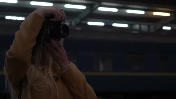 Slow Motion Vrouw Met Behulp Van Camera Foto Van Deze — Stockvideo