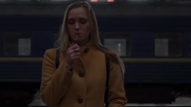 Realtid Flicka Belysning Cigarett Järnvägsstation — Stockvideo