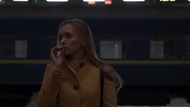 Εφηβικό Κορίτσι Φωτισμού Τσιγάρων Αργή Κίνηση Στο Σιδηροδρομικό Σταθμό — Αρχείο Βίντεο