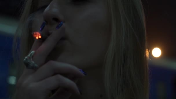 Menina Bonita Sexy Fuma Nas Sombras Movimento Lento — Vídeo de Stock