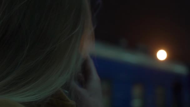 Femme au ralenti avec cigarette à la gare 