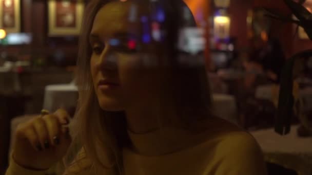 Belle Fille Temps Réel Dans Café Vue Travers Fenêtre — Video