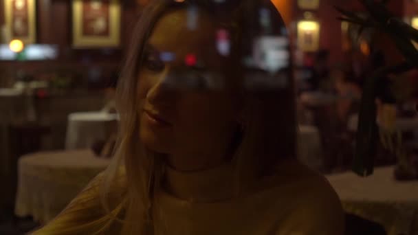 Mädchen Zeitlupe Einem Café Blick Durchs Fenster — Stockvideo