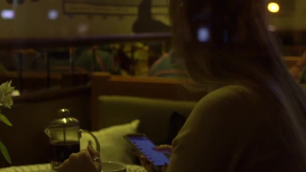 Zeitlupe Glücklich Blondes Mädchen Trinkt Kaffee Café Und Surft Internet — Stockvideo