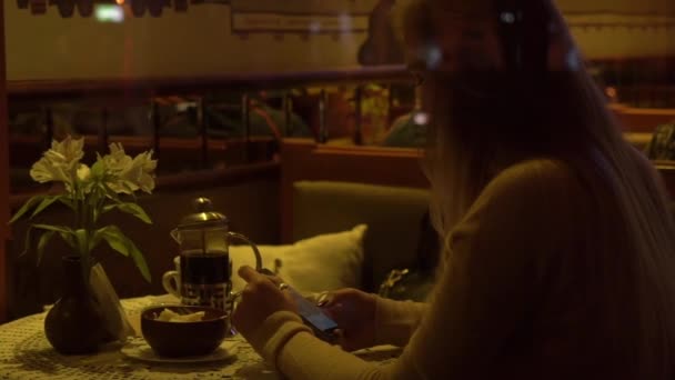 Режимі Реального Часу Крупним Планом Дівчина Телефоном Кафе — стокове відео