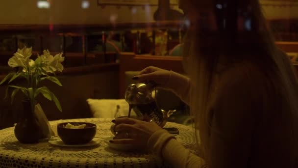 Giovane Donna Tempo Reale Seduta Caffè All Aperto Bere Caffè — Video Stock