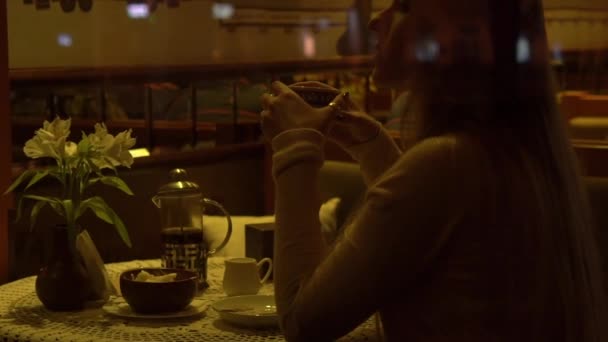 Zwolnionym Tempie Dziewczyna Siedzi Cafe Czytając Coś Smartphone — Wideo stockowe