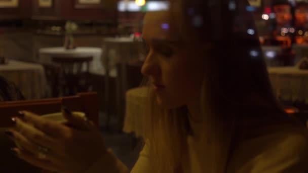 Mouvement Lent Très Doux Belle Fille Boit Café Dans Café — Video