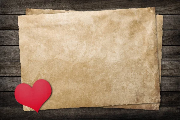 Papper hjärtat på en gammal två papper — Stockfoto