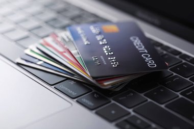 Çevrimiçi mağazalardan ve çevrimiçi alışveriş için çevrimiçi kredi kartı ödemeleri, kredi kartı kapatma. 