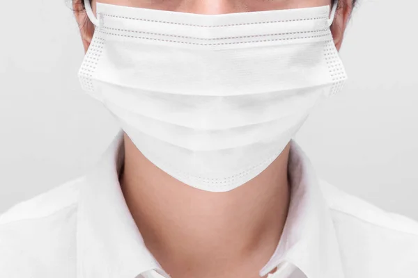 Jovem Com Máscara Facial Isolada Fundo Branco Para Evitar Poluição — Fotografia de Stock