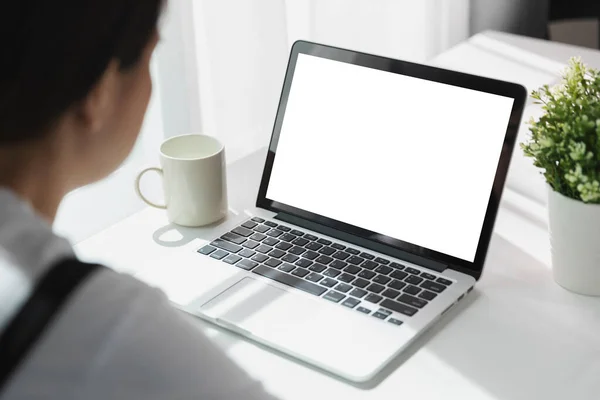 Ofisteki reklam mesajınız için bilgisayarında boş bir kopya ekranı ile çalışan genç kadınlar ofis masasında dizüstü bilgisayar kullanan iş kadınlarının arka planı..