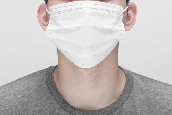 Yüzü maskeli genç erkekler Coronavirus & PM 2.5 hava kirliliğini önlemek için beyaz arka planda izole edildi, Erkekler virüs korumalı yüz maskesi, Coronavirus 2019-nCoV Çin 'den nasıl giyileceğini gösterdiler..