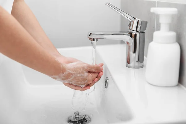 Las Mujeres Usan Jabón Lavarse Las Manos Bajo Grifo Agua — Foto de Stock