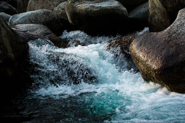 Cascada en las montañas — Foto de Stock