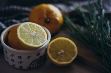 Taze kesilmiş limon