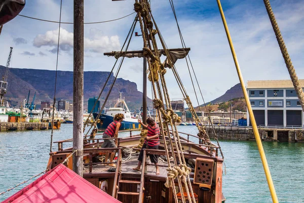 Кейптаунский тур на пиратской лодке — стоковое фото
