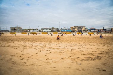 Jeffreys Bay sahilinde sabah yürüyüşüne