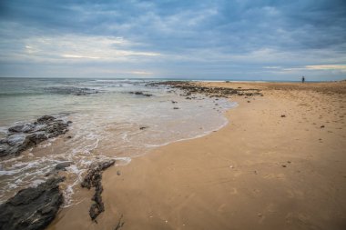 Jeffreys Bay sahilinde sabah yürüyüşüne