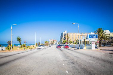 Bir Port Elizabeth beach sahildeki insanlara bakmak