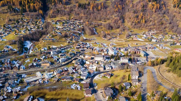 Letecký pohled na obec Swiss - Švýcarsko-Wallis — Stock fotografie