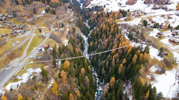 Letecký pohled na obec Swiss - Švýcarsko-Wallis — Stock fotografie