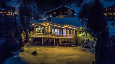 Gece Noel - İsviçre İsviçreli bir köyün havadan görünümü 