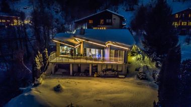 Gece Noel - İsviçre İsviçreli bir köyün havadan görünümü 