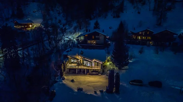Nuit Vue aérienne d'un village suisse à Noël - Suisse — Photo