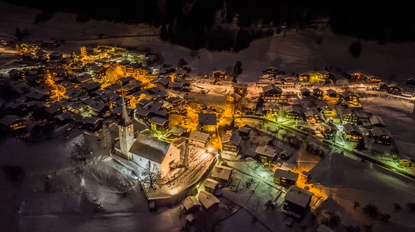 Nuit Vue aérienne d'un village suisse à Noël - Suisse — Photo