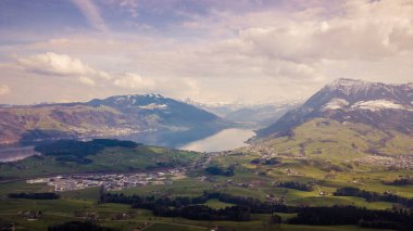 Panoramik pastoral dağ manzarası ile fres Alpleri'nde