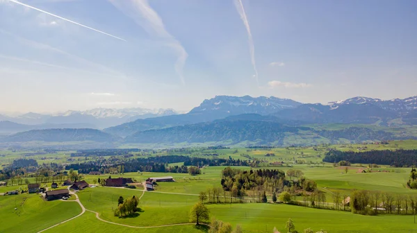 Panoramatický pohled idylické horské scenérie v Alpách s fres — Stock fotografie