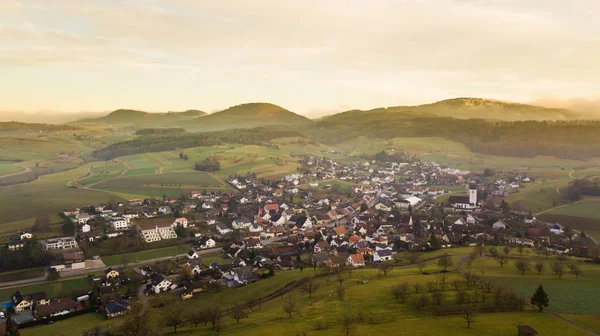 Vista panorâmica da paisagem idílica da montanha nos Alpes com fres — Fotografia de Stock