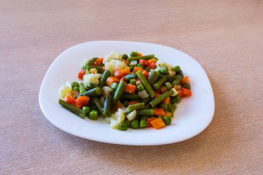 Tablo tabağa haşlanmış sebze.