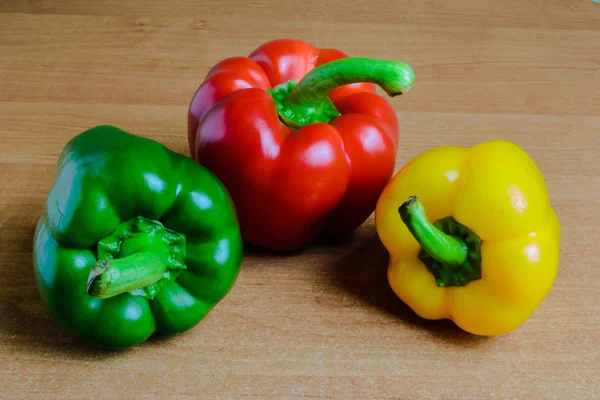 Drie pepers op tafel. — Stockfoto