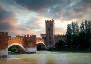Verona 'daki köprünün panoramik görüntüsü