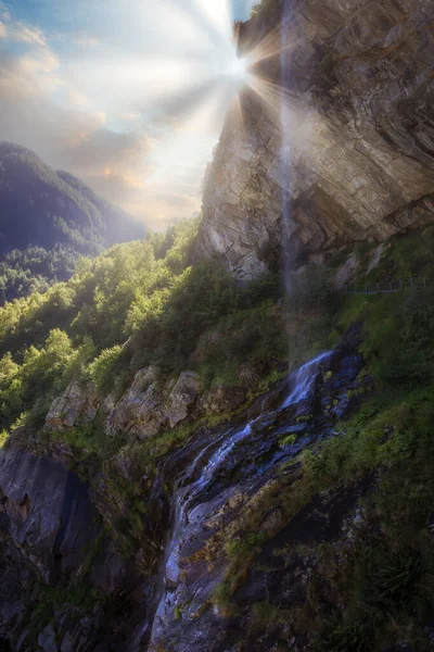 Naturalny Wodospad Alpach — Zdjęcie stockowe