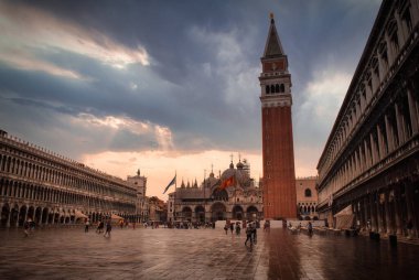 Yağmurdan sonra Venedik 'te San Marco Meydanı