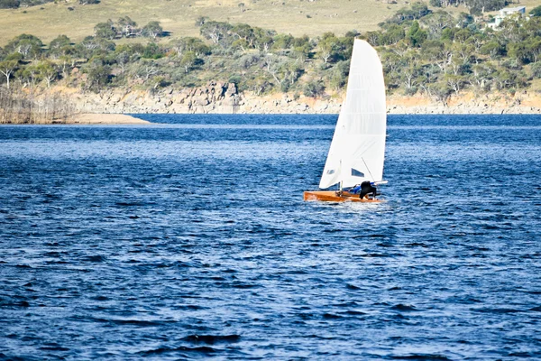 木材帆舟在当地的比赛中在湖面上 — 图库照片