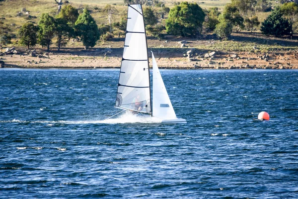 Segelboot nähert sich einer Rennmarkierung — Stockfoto