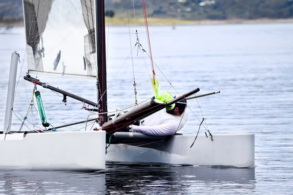 Gros plan du catamaran et du marin lors d'une course au lac — Photo