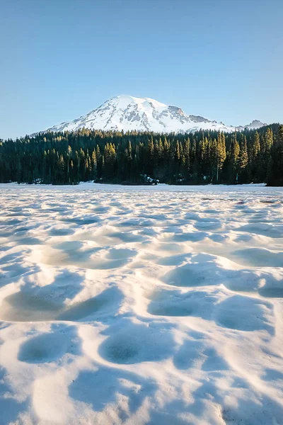 Mount Rainier Haziran ayında karla kaplı yansıma Gölü