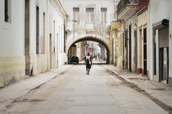 Людина, що йшов по вулиці в гавані (La Habana), Куби Стокова Картинка