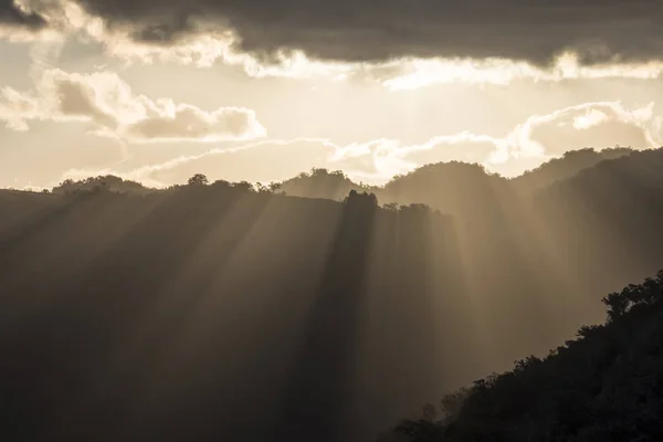Raios solares que atingem a cordilheira de uma montanha do sul de Highland ao pôr-do-sol — Fotografia de Stock