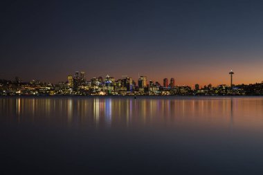 Günbatımı üzerinde Seattle'nın manzarası Lake Washington'da yansımaları oluşturma
