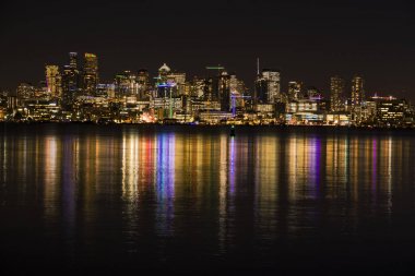 Gece şehir ışıkları Lake Washington yansıtan ile Seattle manzarası