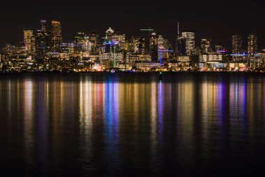 Gece şehir ışıkları Lake Washington yansıtan ile Seattle manzarası