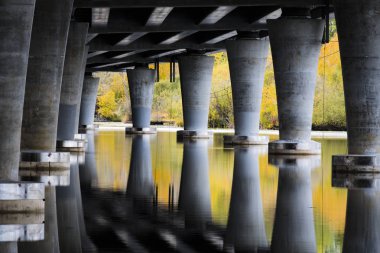 Seattle'nın devlet yolu 520 Bridge park land yakınındaki altında sakin su