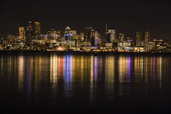 Gece şehir ışıkları Lake Washington yansıtan ile Seattle manzarası